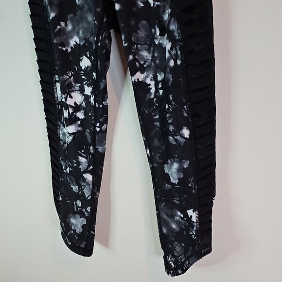 Lululemon Athletica Size 4 Black and White Cropped Leggings for Athleisure - Picture 3 of 10